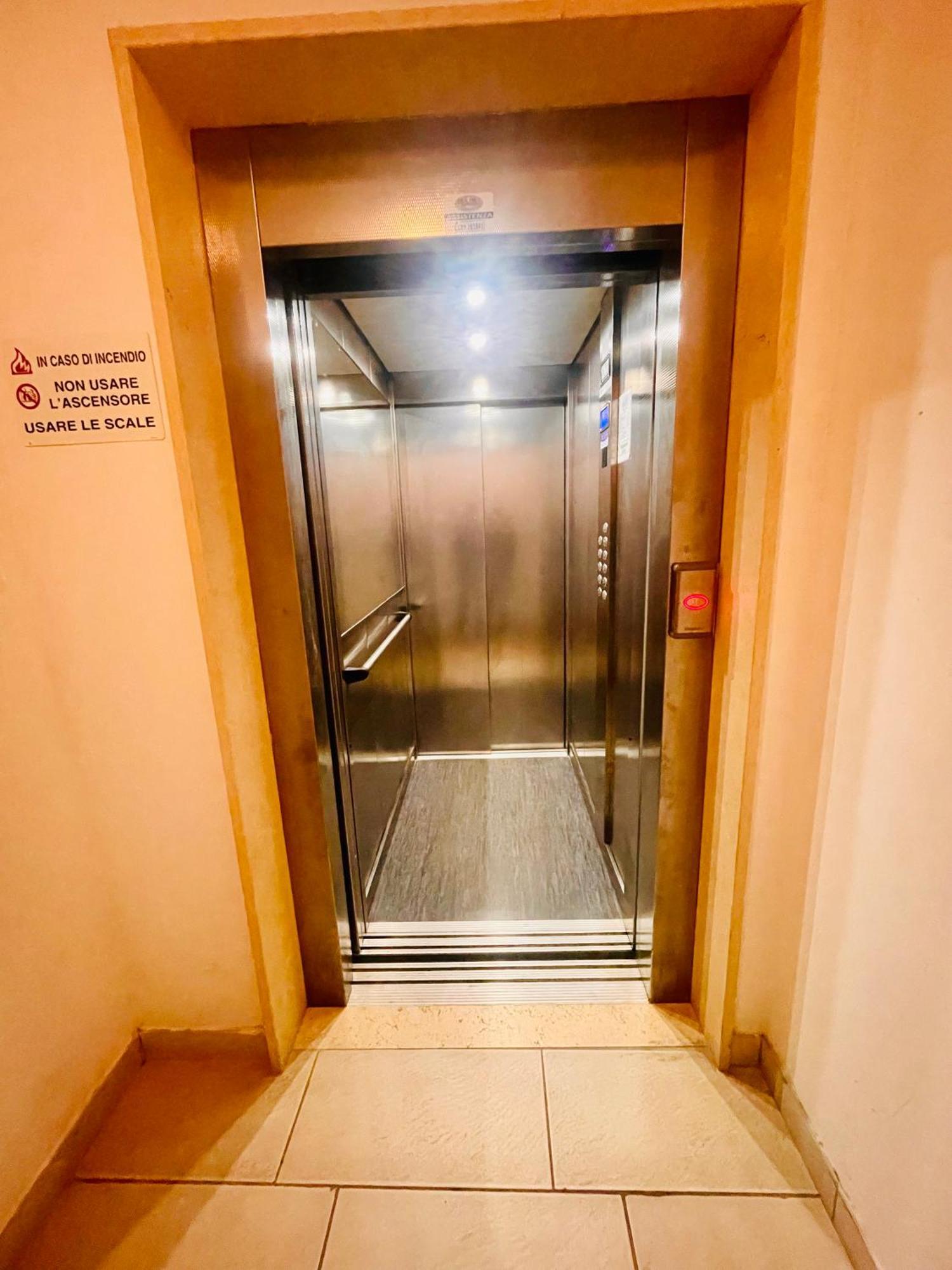 Casa Adele Lägenhet Salerno Exteriör bild